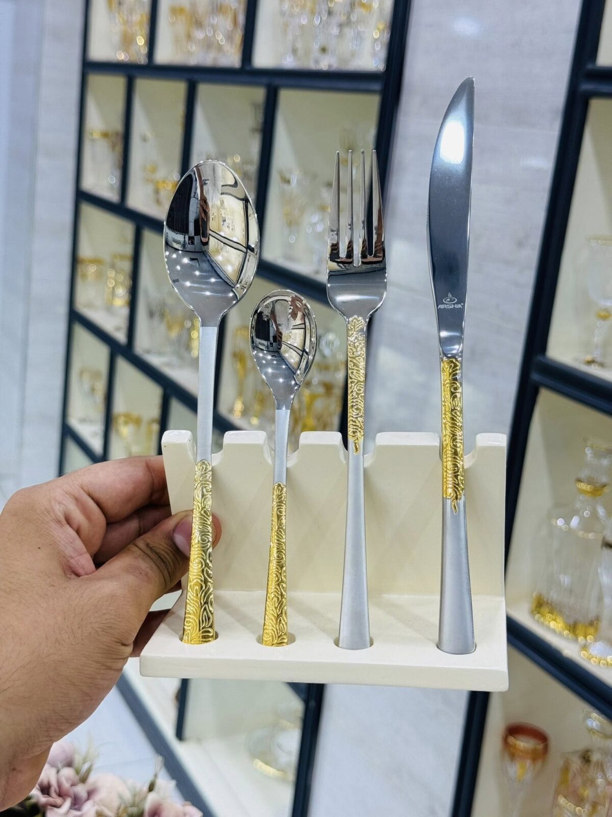 ⁦شنطة معالق أرشيا 86 قطعة دهبى فى فضى كود 3045⁩ - الصورة ⁦1⁩